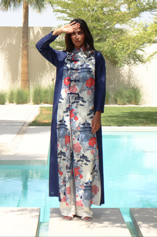 A captivating navy printed abaya, Letters From Kyoto S.KO1 features a distinctive Chinese-inspired printed front complemented by elegant knot buttons.