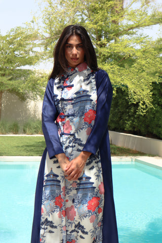 A captivating navy printed abaya, Letters From Kyoto S.KO1 features a distinctive Chinese-inspired printed front complemented by elegant knot buttons.