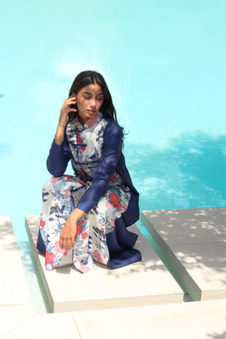 A captivating navy printed abaya, Letters From Kyoto S.KO1 features a distinctive Chinese-inspired printed front complemented by elegant knot buttons.